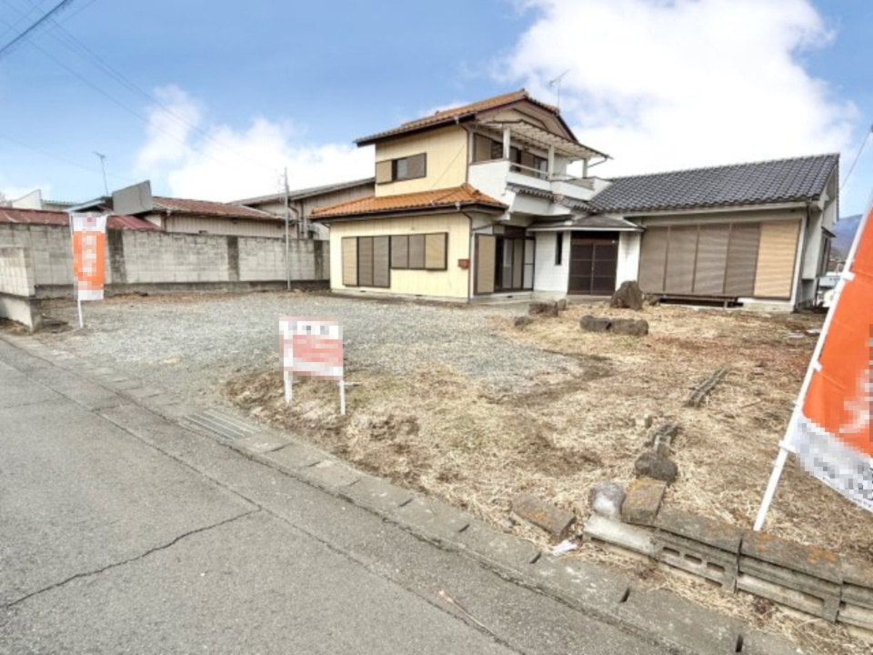 【中古戸建】桐生市相生町3丁目の外観|■外観｜広々とした駐車スペースで楽々駐車可能！お買い物後もスムーズにお荷物を運べます♪