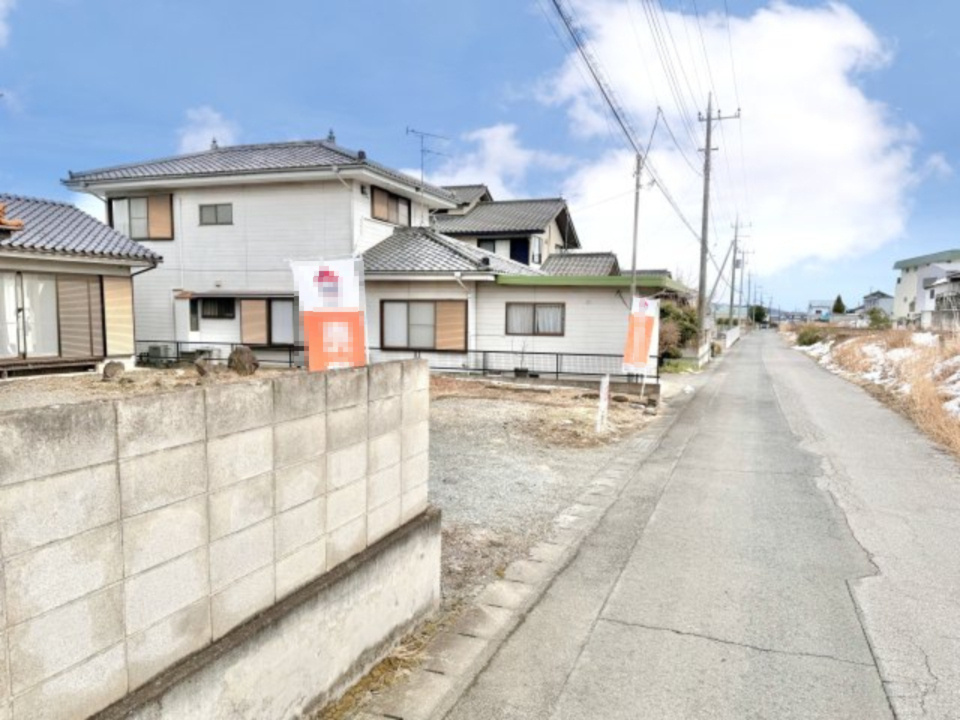 【中古戸建】桐生市相生町3丁目の前面道路含む現地写真|■外観｜前面道路が広く見渡しが良いので、車の安全確認もばっちり！