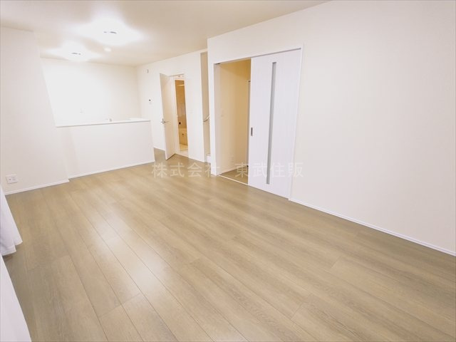 【居間・リビング】 | 志木市中宗岡２丁目　全１棟 | ゆったり過ごせるリビングです