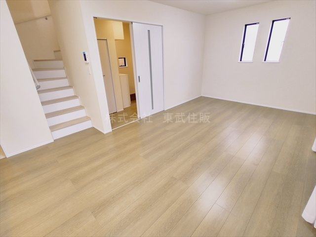 【居間・リビング】 | 志木市中宗岡２丁目　全１棟 | 開放感があり日当たり良好です