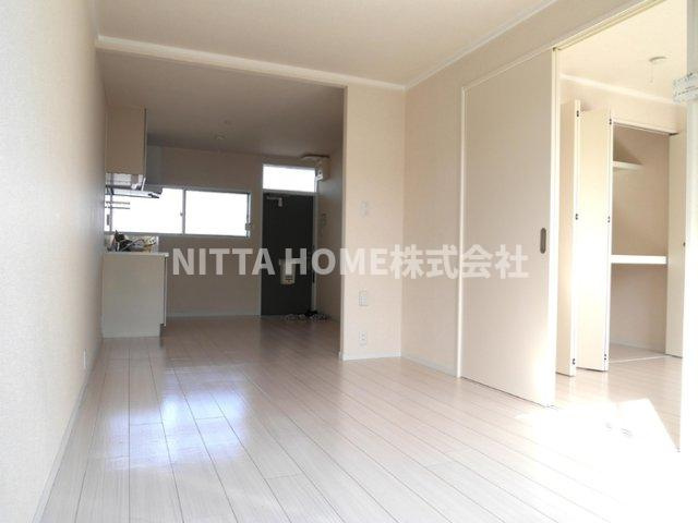 コーポ小谷ヶ丘の居間・リビング|リビングルームは１２帖でオープンキッチン付き◇