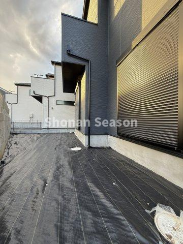 【庭】 | 植栽・季節のお花もイキイキ育つ庭付き一戸建て◎
お子さまものびのび走り回れる広さがございます♪