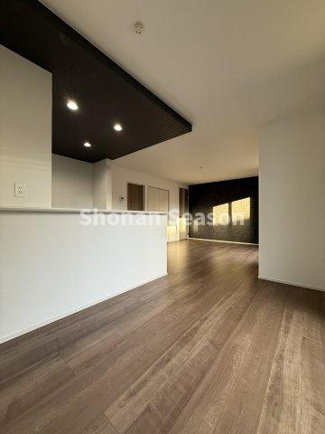 【居間・リビング】 | 木のぬくもり感じられる全室フローリング◎
各自プライベート空間が持てる4LDKのお住まいです。