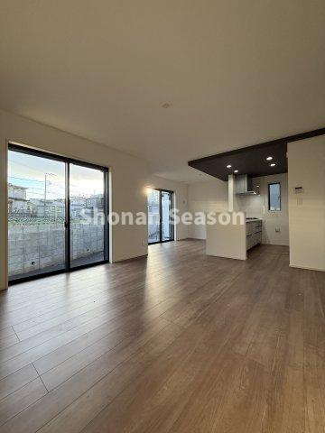 【居間・リビング】 | 南向きリビングなので陽当たり良く、全窓「複層ガラス」を使用◎
快適なおうち時間が過ごせますよ♪