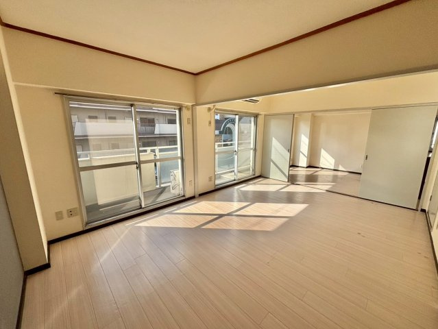 ノーブル今在家の洋室