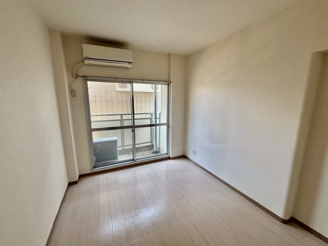 ノーブル今在家の洋室