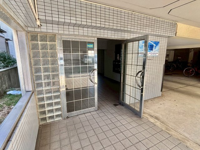 ノーブル今在家のエントランス