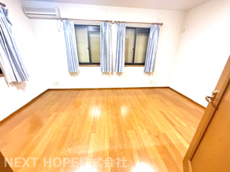 【洋室】 | 尼崎市菜切山町中古戸建 | ２階洋室8.7帖です♪窓も多く明るい室内です！！全ての窓にはシャッター雨戸が設けられております！