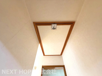 【内装】 | 尼崎市菜切山町中古戸建 | ２階廊下の上部には小屋裏収納がございます♪