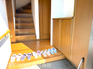 【玄関】 | 尼崎市菜切山町中古戸建 | 玄関にはシューズBOXが設けられております♪ご家族のたくさんの靴もスッキリ収納できます！！