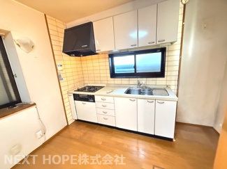 【キッチン】 | 尼崎市菜切山町中古戸建 | システムキッチンです♪収納力も有り、使い勝手も良いです！！シンク前には窓も有り、明るく快適です！！