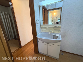 【独立洗面台】 | 尼崎市菜切山町中古戸建 | 洗面化粧台です♪シャワー水栓で使い勝手も良いです！鏡は三面鏡になっております！朝の身支度もゆっくりできますね！