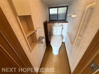 【トイレ】 | 尼崎市菜切山町中古戸建 | トイレです♪壁面には収納棚も有り、芳香剤などの置き場所として重宝しますね！
