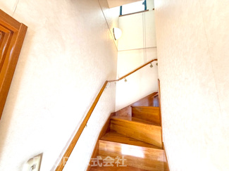 【内装】 | 尼崎市菜切山町中古戸建 | ２階への階段です♪手すり付きで安心・安全に昇り降りができます！！