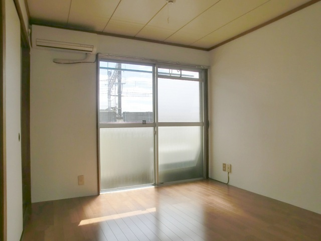 児玉ハイツの居間・リビング|南に面した洋室です。