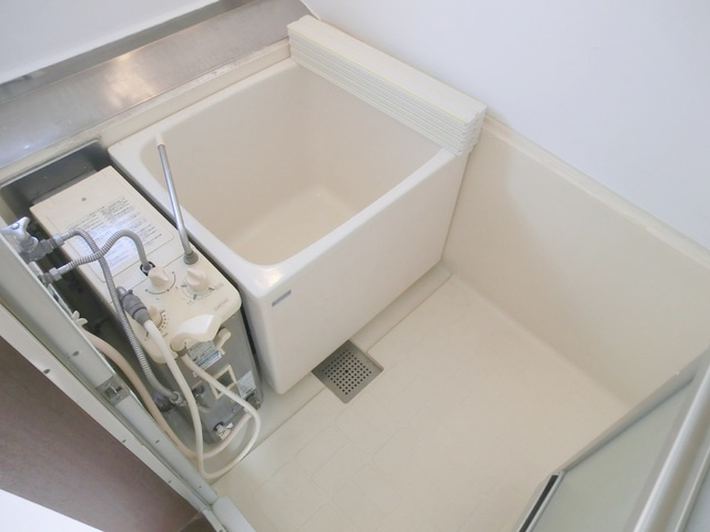 児玉ハイツの浴室|追い焚きの出来るバランス釜です。