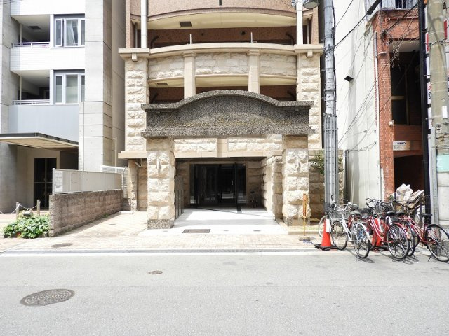 プレサンス本町プライムのエントランス