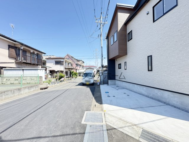 入間市下藤沢５丁目・全13棟　新築一戸建　1号棟　の前面道路含む現地写真