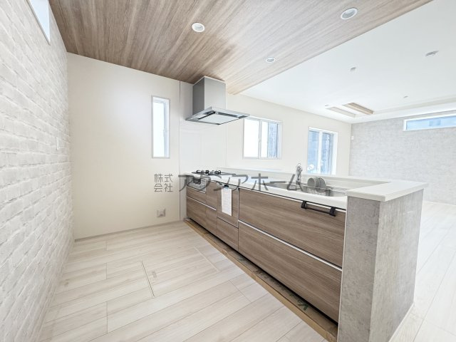 入間市下藤沢５丁目・全13棟　新築一戸建　1号棟　のキッチン|オープンエアなカウンタータイプの対面キッチン
