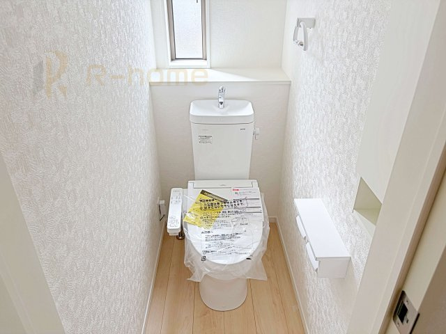 つくば市高見原第18　新築戸建て　1号棟のトイレ|温水洗浄便座付きのトイレ。
トイレが２ヵ所設置で朝の忙しい時間でも安心です。