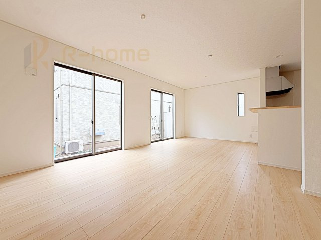 つくば市高見原第18　新築戸建て　1号棟の居間・リビング|開放感のあるリビングには収納スペースもあり、ゆったりした空間を保てます♪