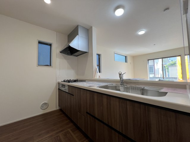 羽村市小作台4丁目　新築戸建全6棟のキッチン|キッチンスペースは家族並んで料理してもゆとりのある広さです。
