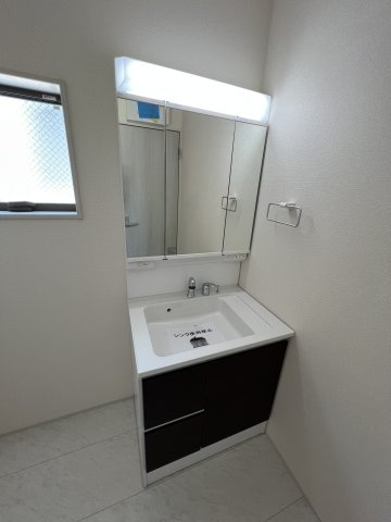 羽村市小作台4丁目　新築戸建全6棟の独立洗面台|身だしなみを整えやすく、収納たっぷりの三面鏡付洗面化粧台☆