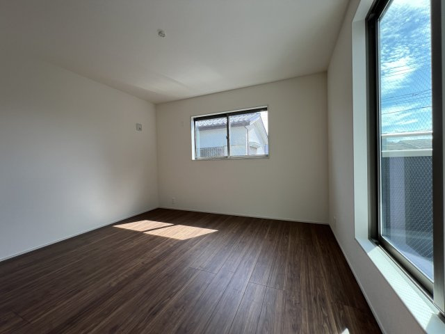 羽村市小作台4丁目　新築戸建全6棟の洋室|【洋室3】8.5帖の大きい部屋なのでタブルベッドを置いてもゆとりがありますよ♪