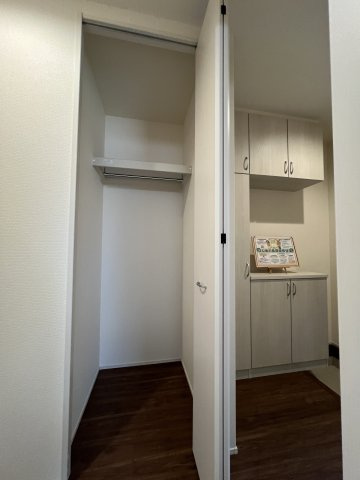 羽村市小作台4丁目　新築戸建全6棟の収納|1階ホールには便利な収納付き。帰宅後すぐにコートを掛けられます！