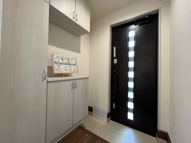 羽村市小作台4丁目　新築戸建全6棟の玄関|収納たっぷりシューズボックス付きの玄関☆