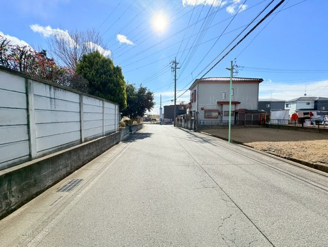 川越市小堤　建築条件なし売地　東武東上線『鶴ヶ島駅』徒歩33分　【名細小学区】の前面道路含む現地写真