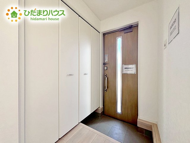 【玄関】 | ひたちなか市磯崎町第3　新築戸建　2号棟 | 天井まであるシューズボックスは、家族全員の靴が入るため、散らかりがちな玄関もスッキリ片付きますね。