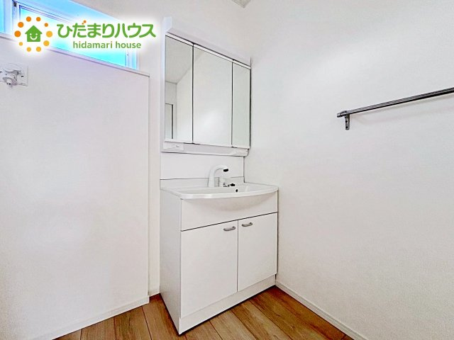 【独立洗面台】 | ひたちなか市磯崎町第3　新築戸建　2号棟 | 三面鏡は自分では見えにくいところまで見ることができるので、身だしなみを整える際などにはとても便利です(*^^*)