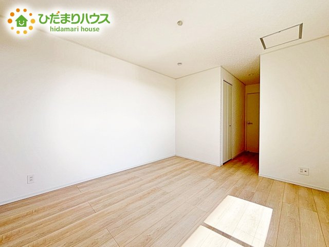 【寝室】 | ひたちなか市磯崎町第3　新築戸建　2号棟 | 壁紙はシンプルで清潔なホワイトで統一しています。朝の光をたっぷり浴びながら一日をスタート！目覚めは明るくあたたかな場所で。