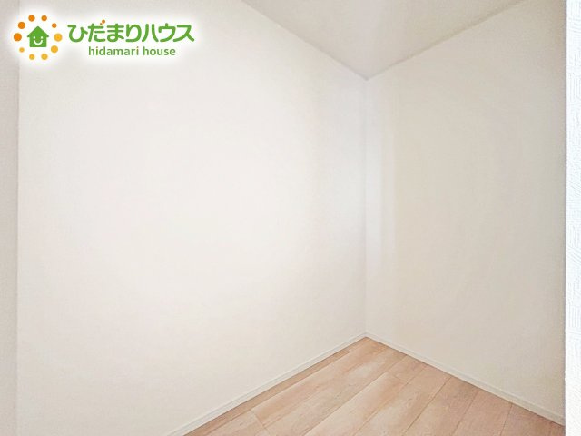 【収納】 | ひたちなか市磯崎町第3　新築戸建　2号棟 | 衣類だけでなく、キャリーバッグや衣類ボックスの収納も容易となる大型サイズで設計されたウォークインクローゼット。