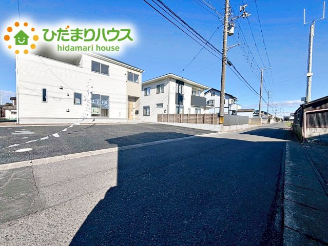 【前面道路含む現地写真】 | ひたちなか市磯崎町第3　新築戸建　2号棟 | マイホームなら駐車場代がかかりません。しかも、自宅の駐車場で洗車が出来ます！今までコイン洗車に行っていた手間も省けて、節約にも繋がります(^^♪