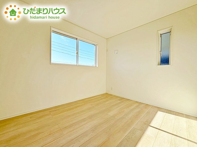 【洋室】 | ひたちなか市磯崎町第3　新築戸建　2号棟 | お日様の光とさわやかな風をたっぷりとりこめます。室内はいつも明るい印象なので気持ちの良い朝を迎えられます。毎日の生活も明るくなりそうです。　　