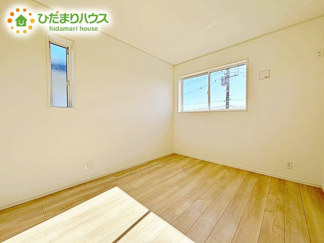 【洋室】 | ひたちなか市磯崎町第3　新築戸建　2号棟 | 明るい陽光が差し込む洋室。白を基調とした爽やかな空間。