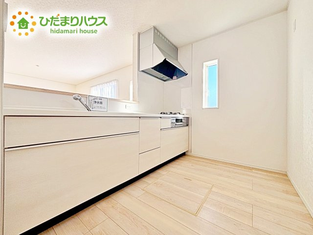 【キッチン】 | ひたちなか市磯崎町第3　新築戸建　2号棟 | 3口コンロが嬉しいシステムキッチン♪広いシンクや作業台でお料理が捗ります♪