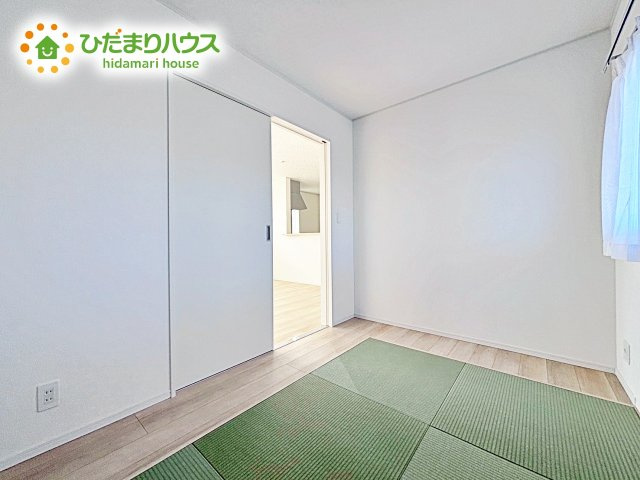 【和室】 | ひたちなか市磯崎町第3　新築戸建　2号棟 | 洗練された空間にやわらかい光が差し込み、お気に入りの家具や小物が映えます。