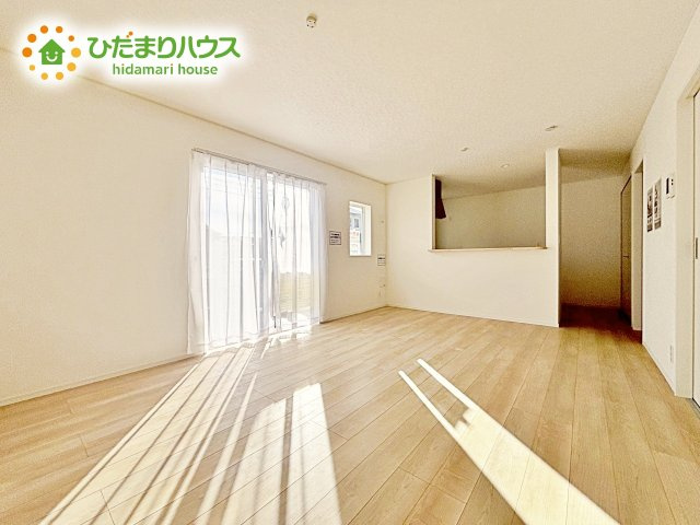 【居間・リビング】 | ひたちなか市磯崎町第3　新築戸建　2号棟 | 大きな窓から差し込む光でいっぱいのリビング　休日もつい家にいる時間が長くなりそうです