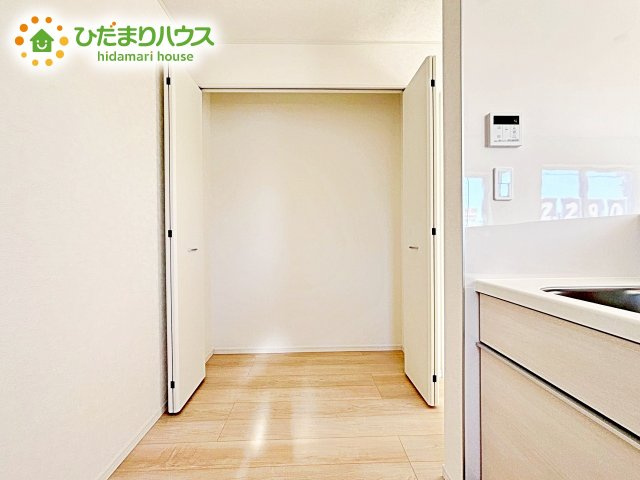 【収納】 | ひたちなか市磯崎町第3　新築戸建　2号棟 | 暮らしのちょうど良いところにクローゼットを配置することで家の中がスッキリと片付きます。掃除道具や家族それぞれの小物などを適材適所で収納可能。
