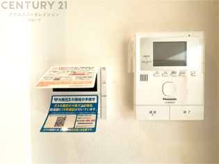 訪問者が来たときにテレビ画面で確認できるため、安心してドアを開けられます。録画機能があるものもあり、留守中に来訪者を記録しておくことができます。利便性が高く、セキュリティ面でも安心です。