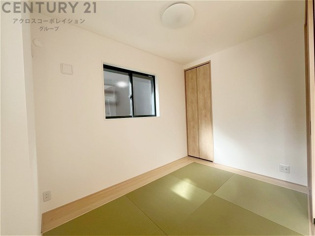 リビング横の和室スペースはリビングと続きで利用してもデザイン性のとれる洋風和室になります。やっぱり一室は欲しい和室は客間や小さなお子様の寝かせ付けなどにも便利です。