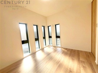 寝室…リラックスできるプライベート空間で、快適な睡眠をサポート。個人の好みに合わせたインテリアや寝具で心地良さを追求。プライベートな時間を過ごし、リフレッシュする場所におすすめです。