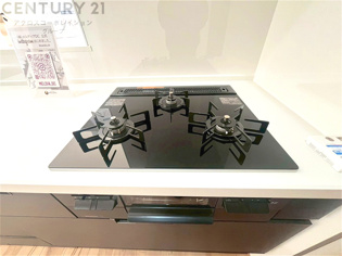 多数の調理器具を同時に使用でき、料理の効率化が可能。省エネで節約になり、様々な料理スタイルに適応できます。また、火力調整が独立しており、手入れや掃除もしやすく、今よりもっとお料理が楽しくなるかも。