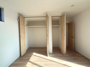 衣類やアクセサリー、小物類の収納が便利で整理整頓がしやすく、部屋の美観を保ちつつ、スペースを最大限に活用できます。衣服のしわやダメージを防ぎ、長持ちさせることができます。