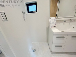 洗濯物の仕分け作業がしやすく、整理整頓が容易になります。洗濯音や湿気を他の部屋に持ち込まず、生活環境を快適に保ちます。上部を活用すれば収納スペースを確保でき洗剤や洗濯用品の整理もしやすくなります。