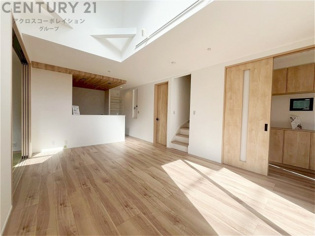 キッチン前のダイニングスペース　カウンターキッチンから料理の受け渡し等に便利です。ダイニングセットを置いても十分な広さを確保。