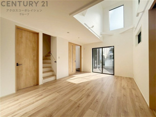 リビングダイニングは家族や友人とのコミュニケーションを楽しむ場所でくつろぎながら食事や会話を楽しめ、多目的に利用できリラックスできる空間です。家庭内の中心として機能し、快適な生活をサポートします。